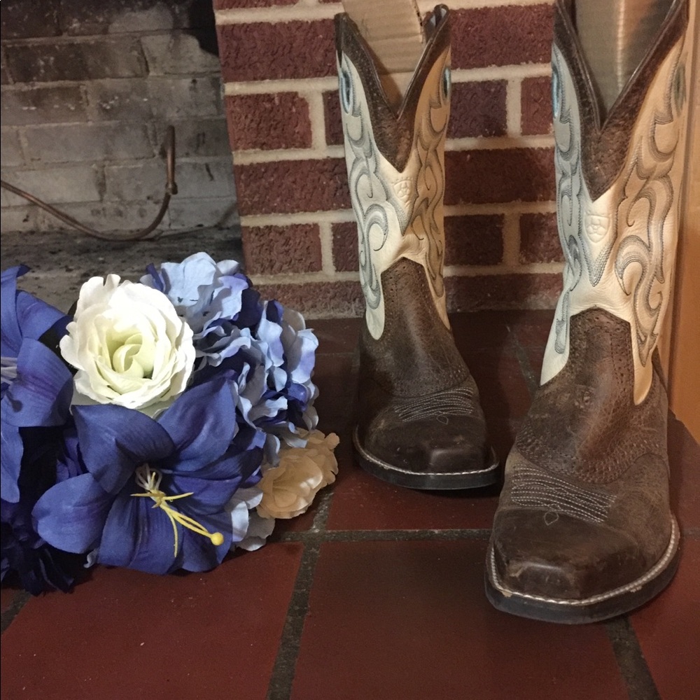 Ariat Size 8 Cowboy Boots.  Never Worn